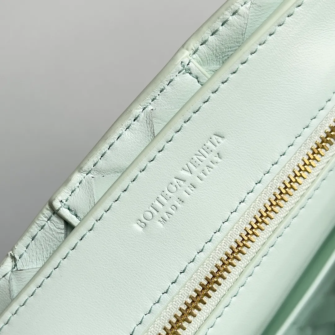 The 2023 new Andiamo batch of 1860 BV has been shipped‼ ️Really popular🔥The new Andiamo woven handbag launched by Bottega Veneta this season is really popular all over the world! ! Celebrities at home and abroad have worn it, and Oscar-winning actress Michelle Yeoh has taken it out on the street. Song Jia, Trai Yara, Yu Feihong, Sanji Ayaka, Rosie Hunting-Whiteley, Yoshioka Riho, etc. have all picked up this bag. It is classic and versatile, showing off its temperament, and the bag capacity is also large, which is very convenient for daily commuting! ! A variety of carrying methods, the shoulder straps can be adjusted by yourself, the original lambskin feels soft and delicate, and the neutral style is made to break gender boundaries and bring a more practical and longer-lasting use experience. Andiamo, which has both elegant and casual styles, perfectly interprets the true appearance of "fashionable old money style". Style number: 743568 Size: 25*22*10.5cm